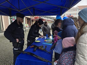 na zdjeciu policjanci przy stoisku profilaktycznym podczas finału wośp