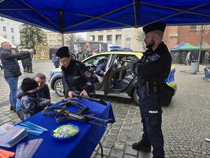 na zdjeciu policjanci przy stoisku profilaktycznym podczas finału wośp