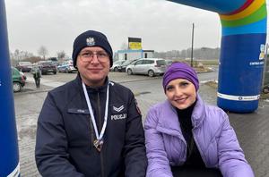 na zdjeciu policjanci przy zabezpieczeniu biegu