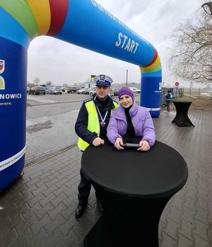 na zdjeciu policjanci przy zabezpieczeniu biegu