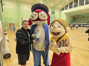 na zdjeciu policjanci podczas meczu koszykówki na arenie rafako