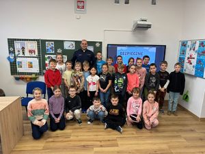 NA ZDJECIU POLICJANT NA SPOTKANIU Z DZIECMI ZDJECIE GRUPOWE