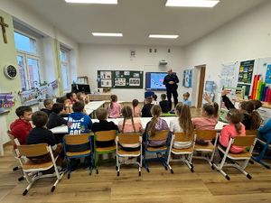 NA ZDJECIU POLICJANT ROZMAWIA O BEZPIECZENSTWIE