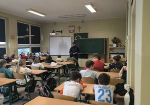 na zdjeciu policjant na spotkaniu z dziecmi