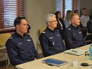 Zdjęcia kolorowe, na zdjęciu znajdują się uczestnicy odprawy rocznej, w tym kierownictwo raciborskiej jednostki tj. mł. insp. Tomasz Hynek oraz mł. insp. Mirosław Mielańczyk oraz KWP w Katowicach nadinsp. Mariusz Krzystyniak.