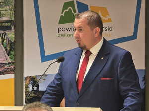 Zdjęcia kolorowe, na zdjęciu znajdują się uczestnicy odprawy rocznej, w tym kierownictwo raciborskiej jednostki tj. mł. insp. Tomasz Hynek oraz mł. insp. Mirosław Mielańczyk oraz KWP w Katowicach nadinsp. Mariusz Krzystyniak.