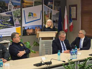 Zdjęcia kolorowe, na zdjęciu znajdują się uczestnicy odprawy rocznej, w tym kierownictwo raciborskiej jednostki tj. mł. insp. Tomasz Hynek oraz mł. insp. Mirosław Mielańczyk oraz KWP w Katowicach nadinsp. Mariusz Krzystyniak.