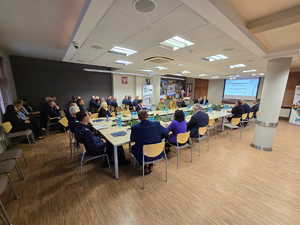 Zdjęcia kolorowe, na zdjęciu znajdują się uczestnicy odprawy rocznej, w tym kierownictwo raciborskiej jednostki tj. mł. insp. Tomasz Hynek oraz mł. insp. Mirosław Mielańczyk oraz KWP w Katowicach nadinsp. Mariusz Krzystyniak.