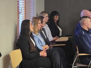 Zdjęcia kolorowe, na zdjęciu znajdują się uczestnicy odprawy rocznej, w tym kierownictwo raciborskiej jednostki tj. mł. insp. Tomasz Hynek oraz mł. insp. Mirosław Mielańczyk oraz KWP w Katowicach nadinsp. Mariusz Krzystyniak.