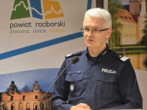 Zdjęcia kolorowe, na zdjęciu znajdują się uczestnicy odprawy rocznej, w tym kierownictwo raciborskiej jednostki tj. mł. insp. Tomasz Hynek oraz mł. insp. Mirosław Mielańczyk oraz KWP w Katowicach nadinsp. Mariusz Krzystyniak.