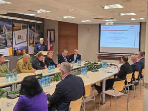 Zdjęcia kolorowe, na zdjęciu znajdują się uczestnicy odprawy rocznej, w tym kierownictwo raciborskiej jednostki tj. mł. insp. Tomasz Hynek oraz mł. insp. Mirosław Mielańczyk oraz KWP w Katowicach nadinsp. Mariusz Krzystyniak.