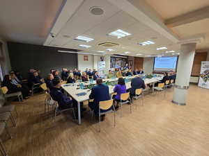 Zdjęcia kolorowe, na zdjęciu znajdują się uczestnicy odprawy rocznej, w tym kierownictwo raciborskiej jednostki tj. mł. insp. Tomasz Hynek oraz mł. insp. Mirosław Mielańczyk oraz KWP w Katowicach nadinsp. Mariusz Krzystyniak.