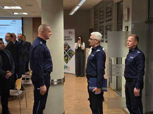 Zdjęcia kolorowe, na zdjęciu znajdują się uczestnicy odprawy rocznej, w tym kierownictwo raciborskiej jednostki tj. mł. insp. Tomasz Hynek oraz mł. insp. Mirosław Mielańczyk oraz KWP w Katowicach nadinsp. Mariusz Krzystyniak.