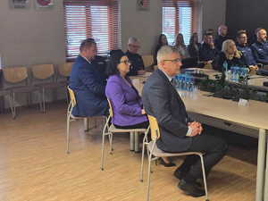 Zdjęcia kolorowe, na zdjęciu znajdują się uczestnicy odprawy rocznej, w tym kierownictwo raciborskiej jednostki tj. mł. insp. Tomasz Hynek oraz mł. insp. Mirosław Mielańczyk oraz KWP w Katowicach nadinsp. Mariusz Krzystyniak.