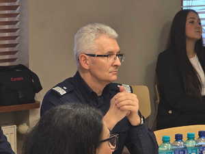 Zdjęcia kolorowe, na zdjęciu znajdują się uczestnicy odprawy rocznej, w tym kierownictwo raciborskiej jednostki tj. mł. insp. Tomasz Hynek oraz mł. insp. Mirosław Mielańczyk oraz KWP w Katowicach nadinsp. Mariusz Krzystyniak.