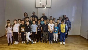 na zdjęciu dzielnicowy z dziećmi