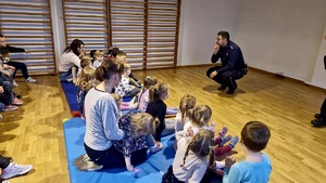 na zdjęciu dzieci na spotkaniu z policjantem