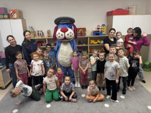 na zdjeciu policjantka z przedszkolakami