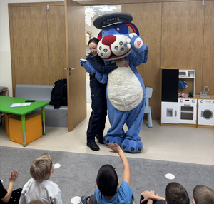 na zdjęciu policjantka ściska sznupka