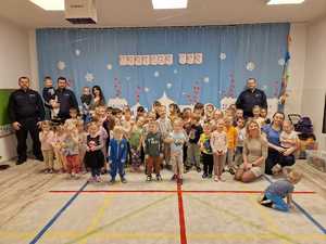 na zdjęciu dzielnicowi z dziećmi