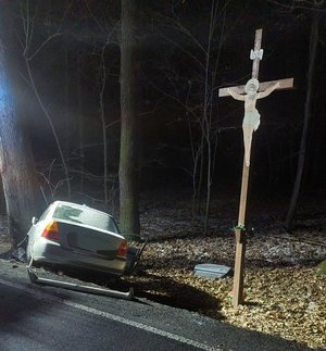 na zdjęciu rozbity samochód