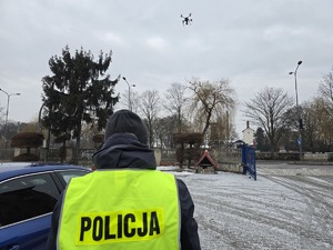 na zdjeciu policjant obsługuje drona