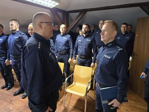 na zdjęciu komendant składa meldunek