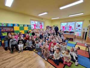 na zdjęciu dzielnicowy i dzieci zdjęcie grupowe