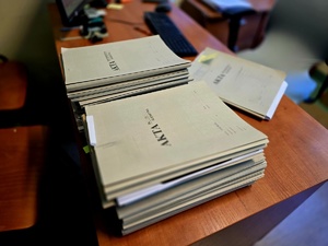 na zdjęciu teczki z dokumentami