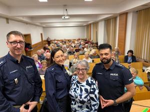 na zdjęciu policjanci i seniorzy