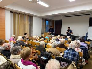 na zdjęciu policjanci na debacie z seniorami