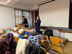 na zdjęciu policjanci na debacie z seniorami