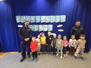 na zdjęciu dzielnicowy z dziećmi na spotkaniu