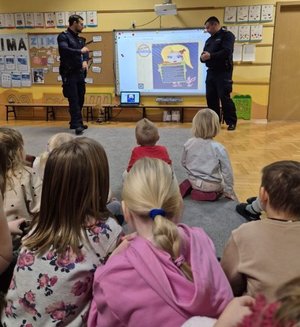 na zdjęciu dzielnicowi na spotkaniu