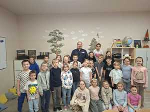 na zdjęciu policjant z dziećmi