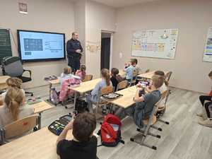 na zdjęciu policjant z dziećmi