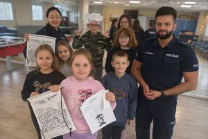 na zdjęciu policjanci na spotkaniu