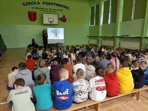 na zdjęciu dzielnicowy z dziećmi