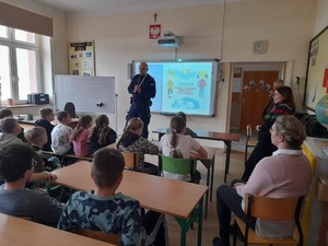 na zdjęciu dzielnicowy na pogadance z uczniami