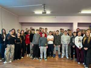 na zdjęciu uczniowie i policjant zdjęcie grupowe