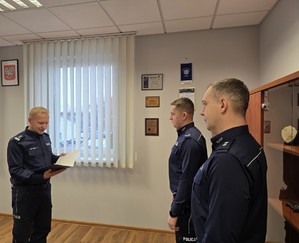 na zdjęciu komendant wręcza akt mianowania