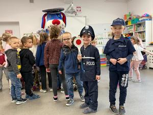 na zdjęciu dzieci i szupek