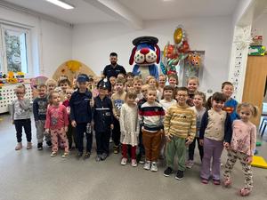 na zdjęciu policjant i dzieci na spotkaniu