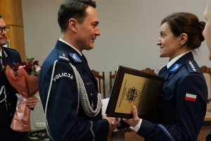 na zdjęciu zastępca komendanta składa gratulacje