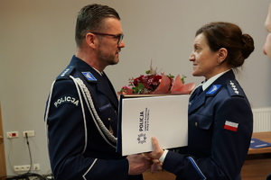 na zdjęciu komendant komisariatu składa gratulacje