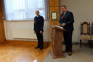 na zdjęciu przemawia starosta raciborski