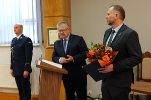 na zdjęciu przemawia wójt obok stoi burmistrz