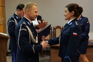 na zdjęciu komendant składa gratulacje