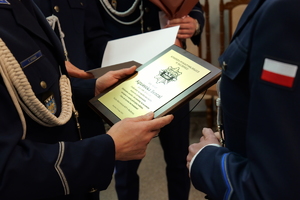 na zdjęciu komendant wręcza tabliczkę