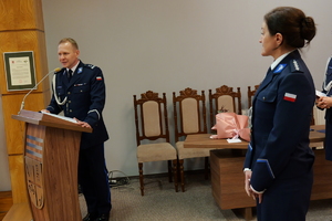 na zdjęciu przemawia komendant